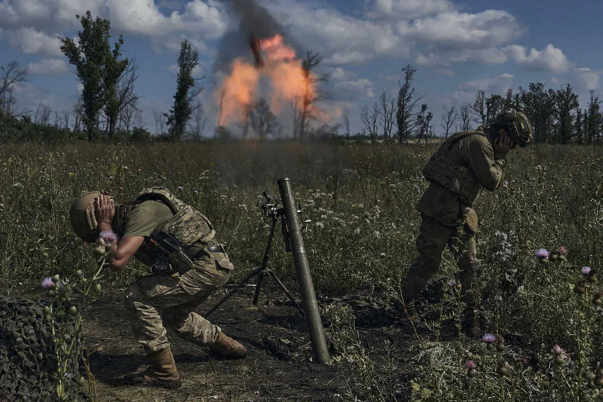ロシア軍と戦うウクライナ軍の兵士（AP）