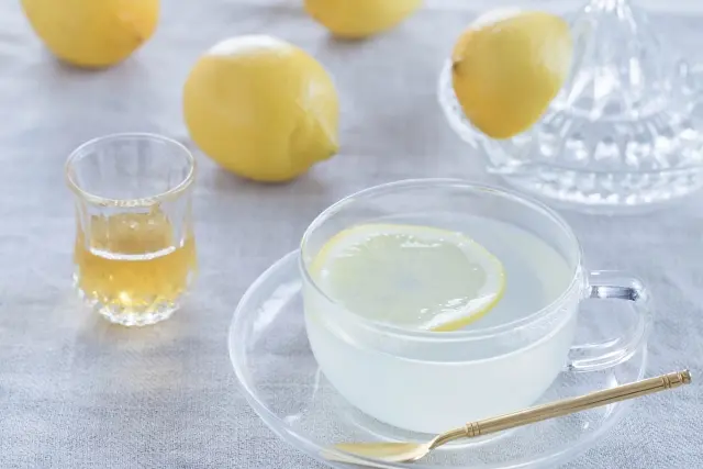 「レモン白湯」にはどんな効果があるの？専門家の意見まとめ