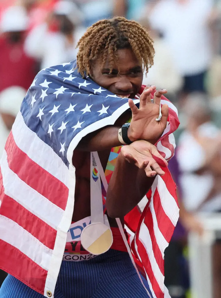 【画像・写真】2022年、世界選手権男子２００メートルで優勝した米国のノア・ライルズの「かめはめ波」ポーズ（代表撮影）