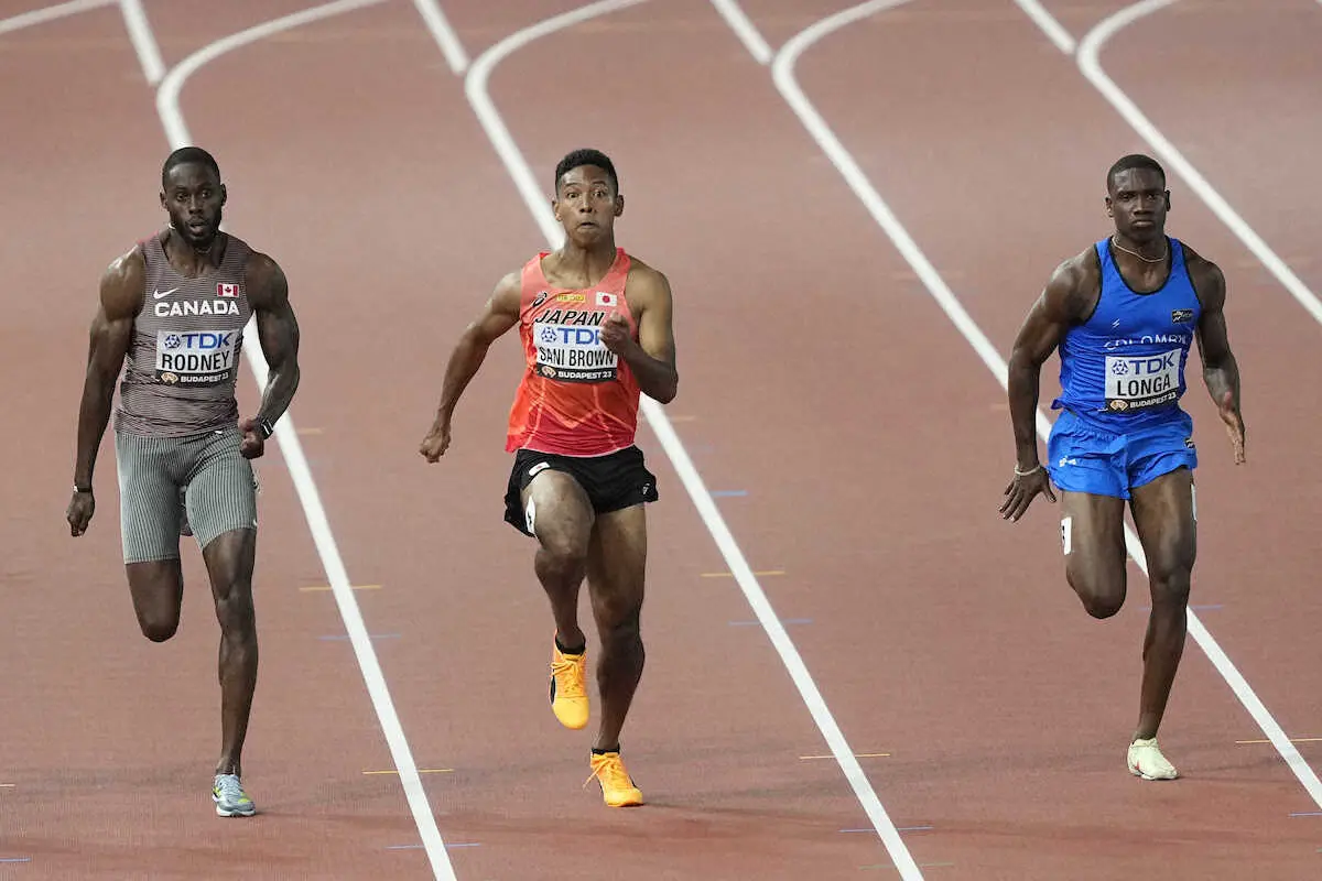 男子100メートル予選、10秒07の6組1着で準決勝に進出したサニブラウン・ハキーム（中央）　（AP）