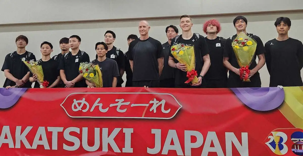 那覇空港で歓迎を受けるバスケットボール男子日本代表