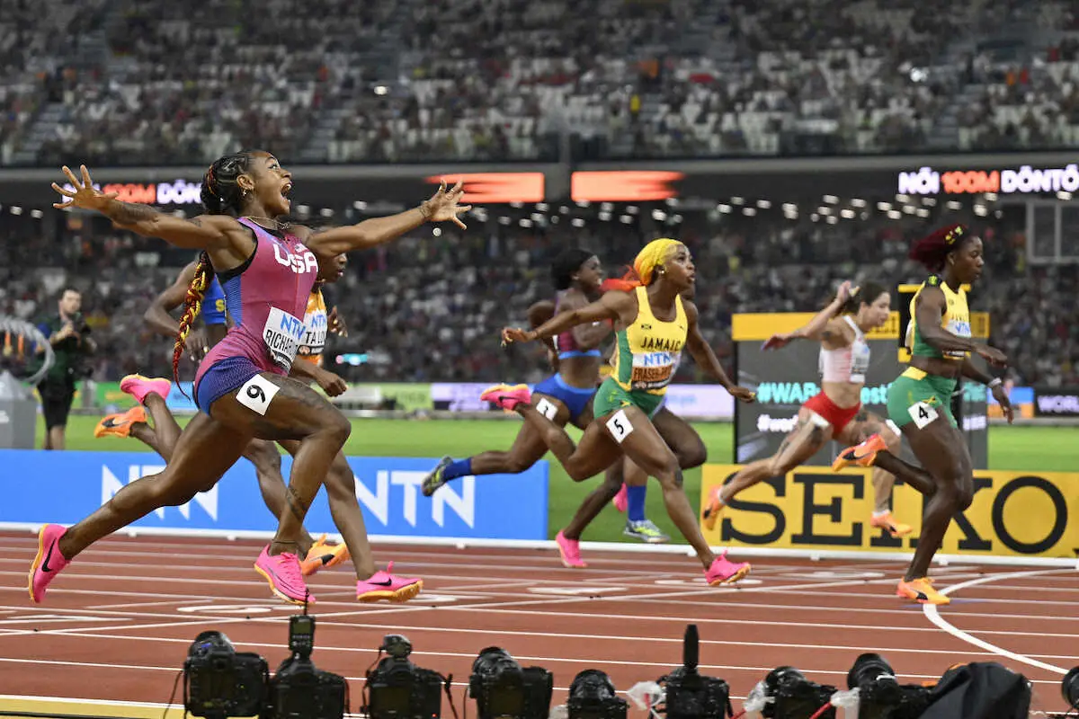 女子100メートルで優勝した米国のリチャードソン（AP）