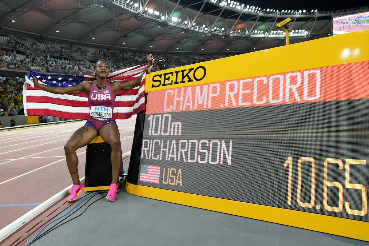 大会新記録で女子100メートルを制した米国のリチャードソン（AP）