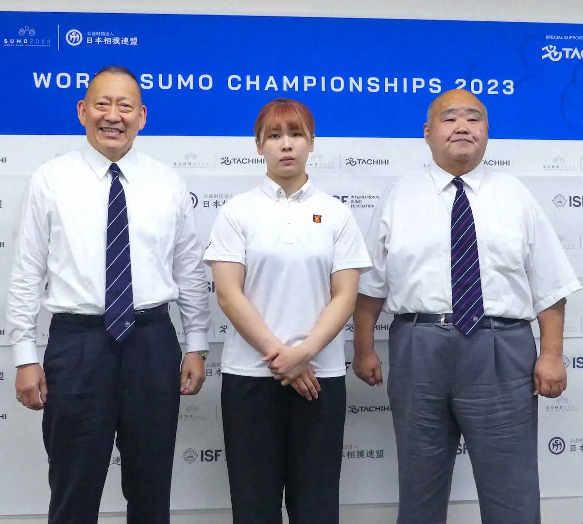 世界相撲選手権の記者発表会見に出席した（左から）奈良文彦氏、女子中量級代表の長谷川理央、安井和男氏（撮影・前川　晋作）
