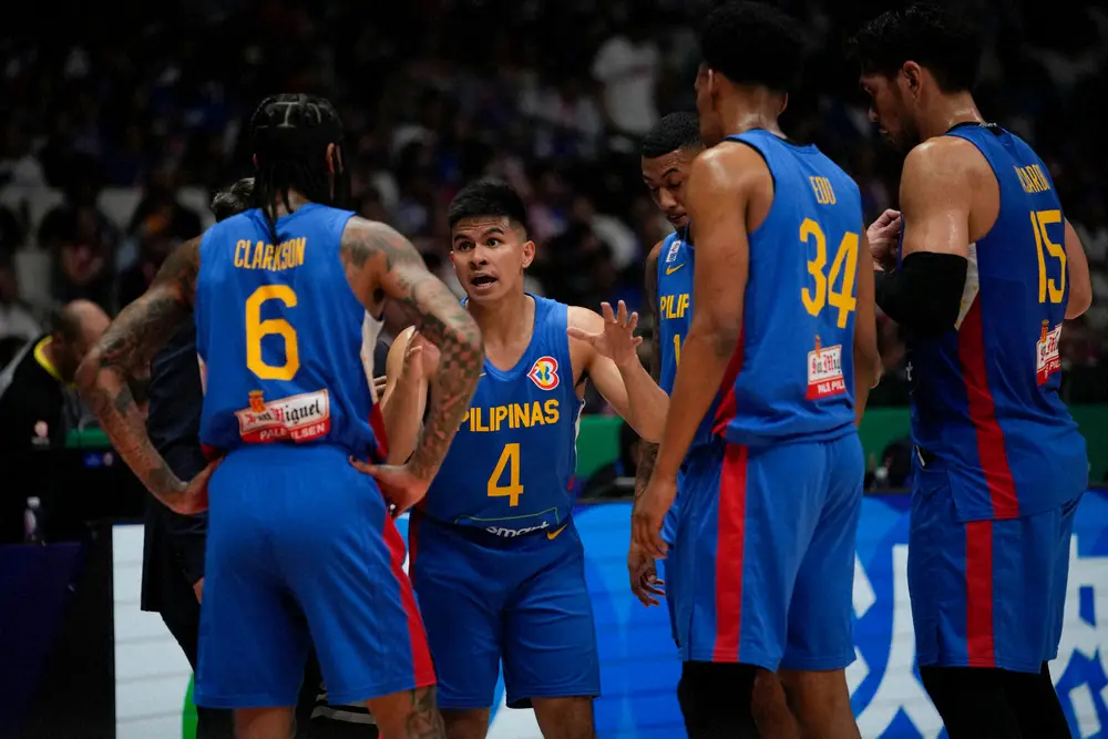 ＜男子W杯1次リーグ　ドミニカ・フィリピン＞チームメートを鼓舞するフィリピン代表ラベナ（左から2人目）ら（ロイター）