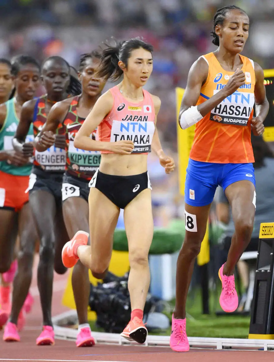女子5000メートル予選　14分37秒98の日本新記録で決勝進出を決めた田中希実（右から2人目）