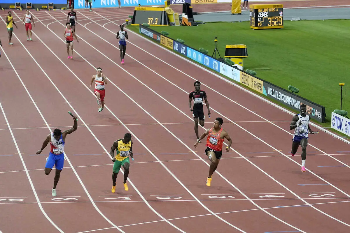 400メートルリレー、予選1組。左から1位の米国、2位のジャマイカ、3位の日本はアンカー・サニブラウン（AP）