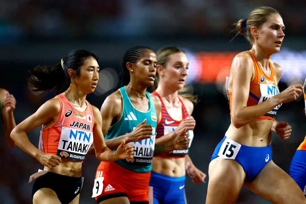 こん身の走りで女子5000メートルで8位入賞を果たした田中希実（左）（ロイター）