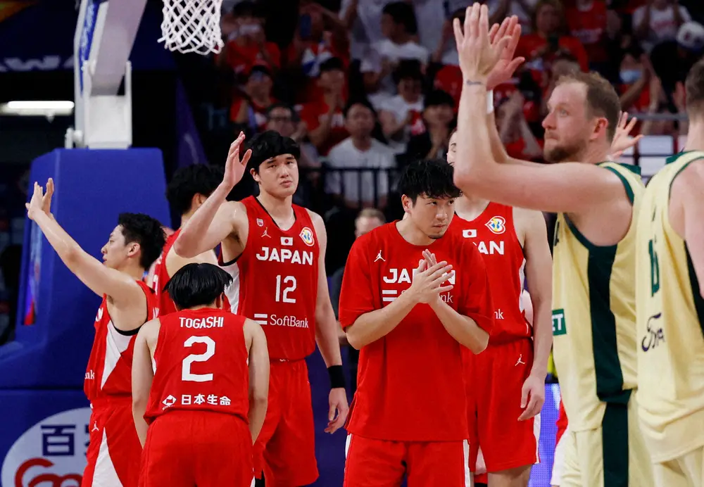 ＜バスケW杯1次リーグ　オーストラリア・日本＞試合後、ファンの声援に応える渡辺雄太（中央12番）ら日本代表メンバー（ロイター）