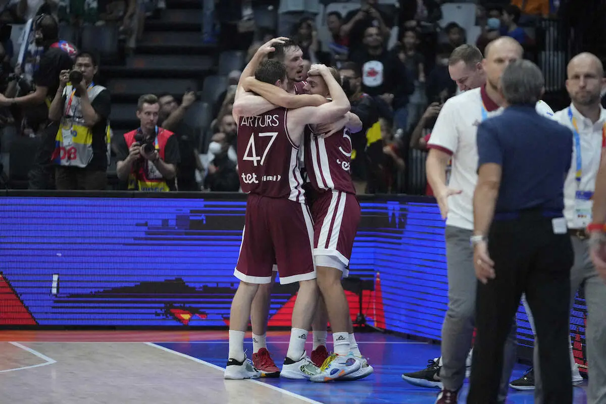 スペイン撃破で抱擁するラトビアの選手たち（AP）