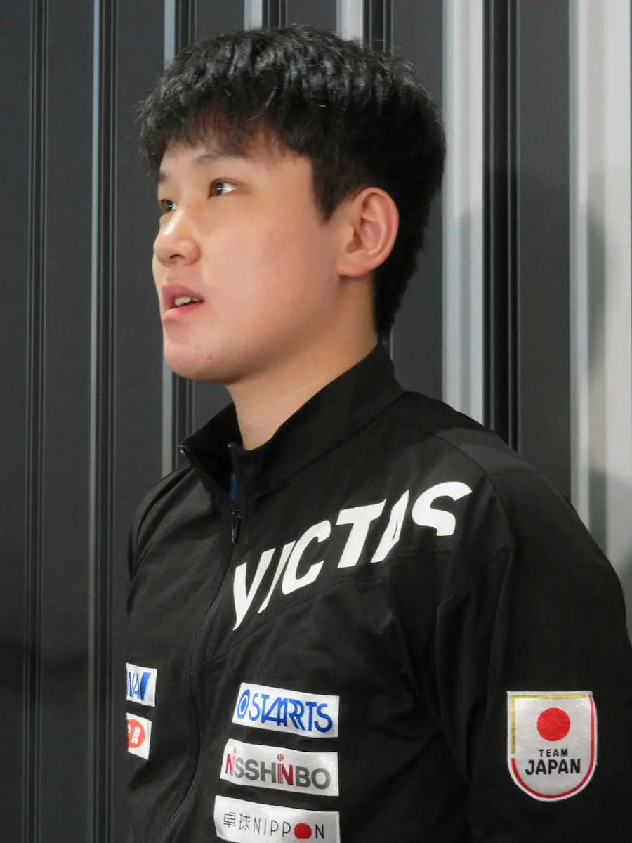 卓球のアジア選手権出発前に成田空港で取材に応じる張本智和
