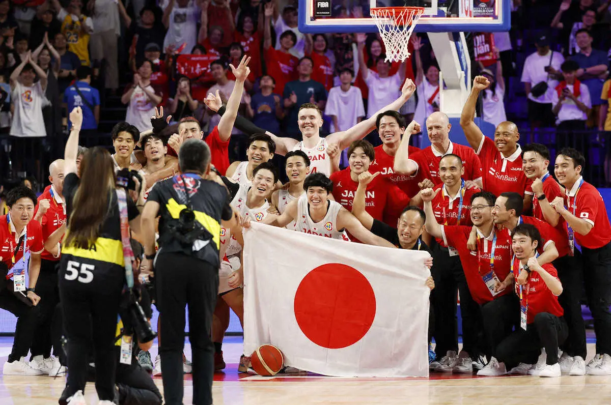 バスケットボール男子W杯順位決定リーグで、カボベルデを破って、喜ぶ日本代表。パリ五輪出場権を獲得した＝2日、沖縄アリーナ