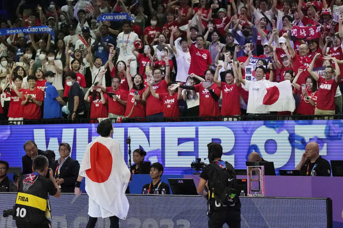 【バスケW杯】日本のパリ五輪出場を祝って「スラムダンク」主題歌をファン大合唱！「粋だ」「鳥肌だった」