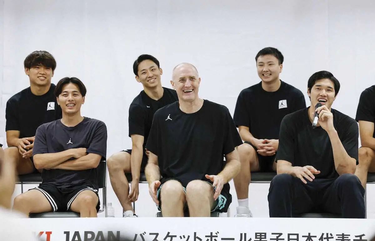 笑顔で記者会見する（前列右から）渡辺雄太、トム・ホーバス監督らバスケットボール男子日本代表