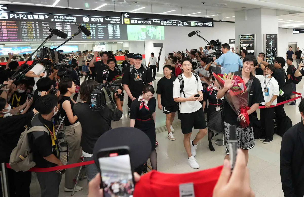 羽田空港へ到着し、大勢のファンに迎えられる渡辺（右）らバスケ日本代表の選手たち（撮影・木村　揚輔）　