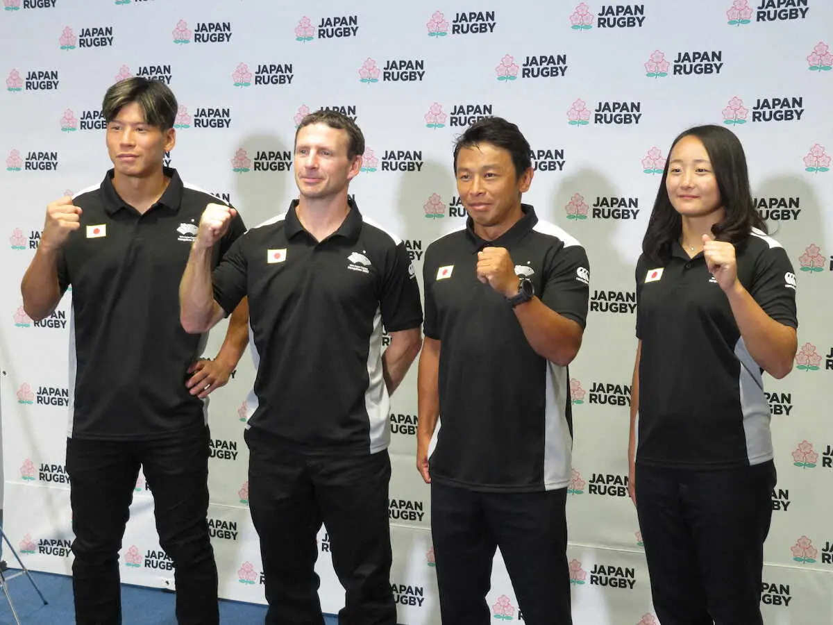 杭州アジア大会の7人制ラグビー日本代表発表会見に臨んだ（左から）男子の林大成主将、男子のサイモン・エイモー・ヘッドコーチ、女子の鈴木貴士ヘッドコーチ、女子の平野優芽主将
