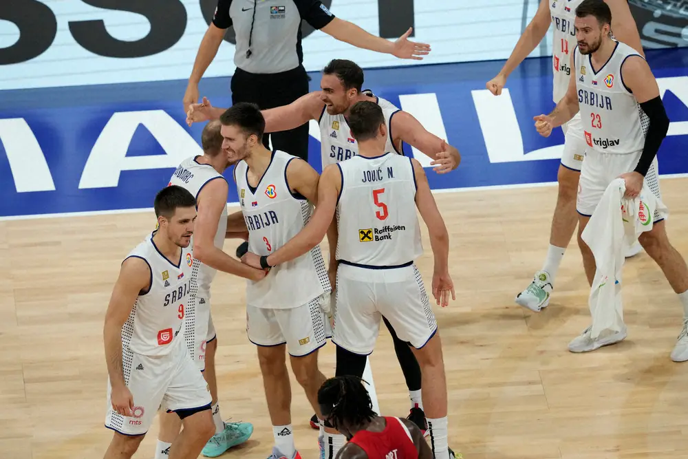 ＜バスケW杯準決勝　セルビア・カナダ＞2大会ぶりの決勝進出を決め、喜ぶセルビア代表選手ら（AP）