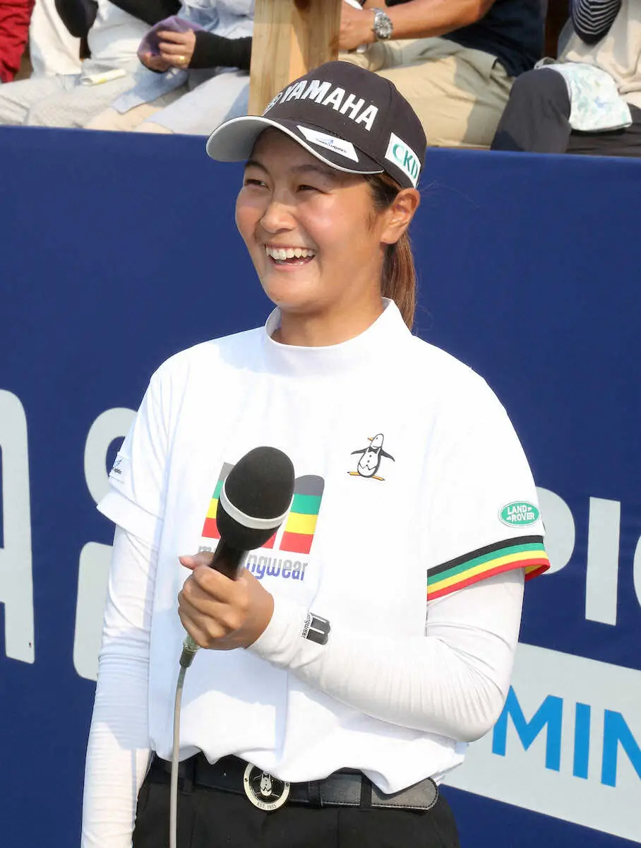 ＜第56回日本女子プロゴルフ選手権大会＞笑顔で優勝インタビューに答える神谷そら（撮影・中村　達也）