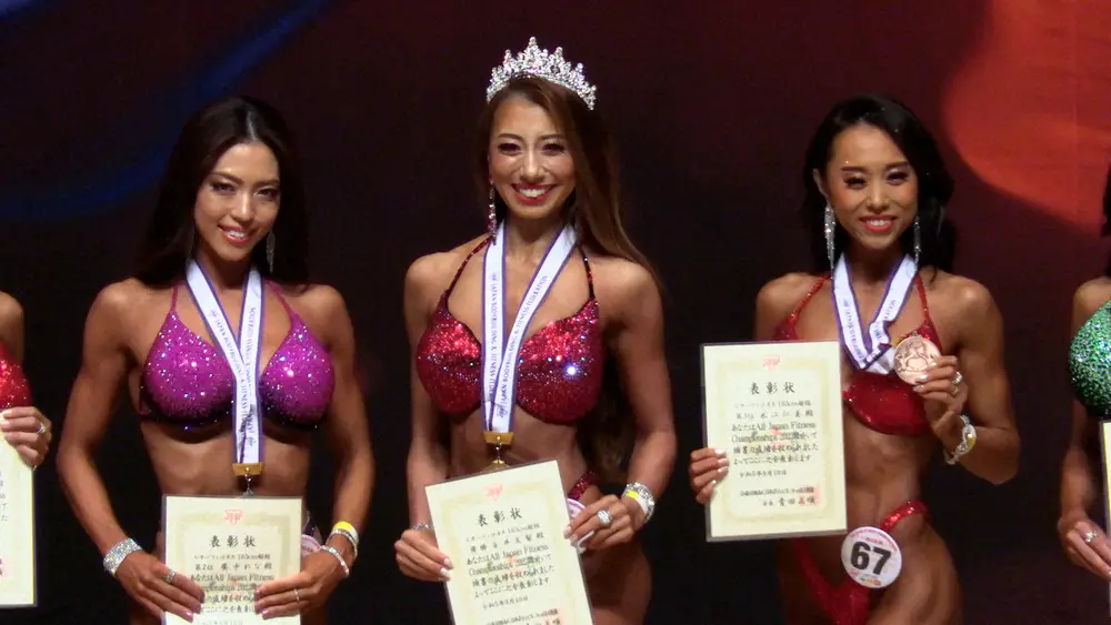 ビキニフィットネス163センチ超級で8連覇を果たした安井友梨（中央）、左は2位の廣中れな、右は3位の永江仁美