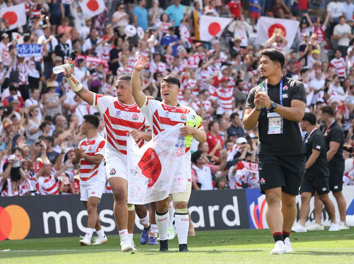 【画像・写真】＜日本・チリ＞初戦を快勝、欠場した姫野（右端）も手をたたいて喜び、ヴァルと坂手が日の丸を持って歩く（撮影・篠原岳夫）