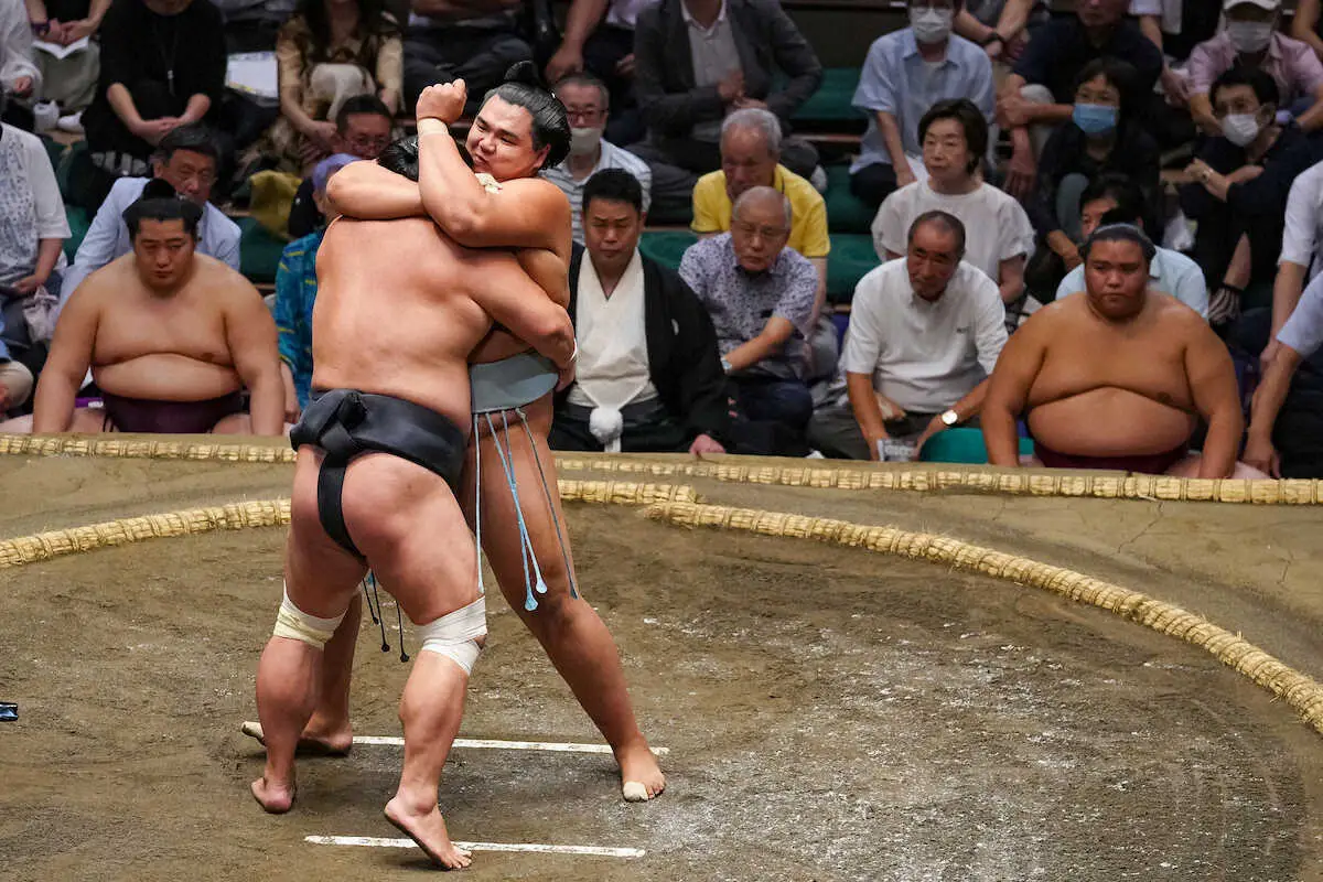 北青鵬の“ヘッドロック”にどよめく館内…36歳・妙義龍がもろ差しから力強い吊り寄りで攻略