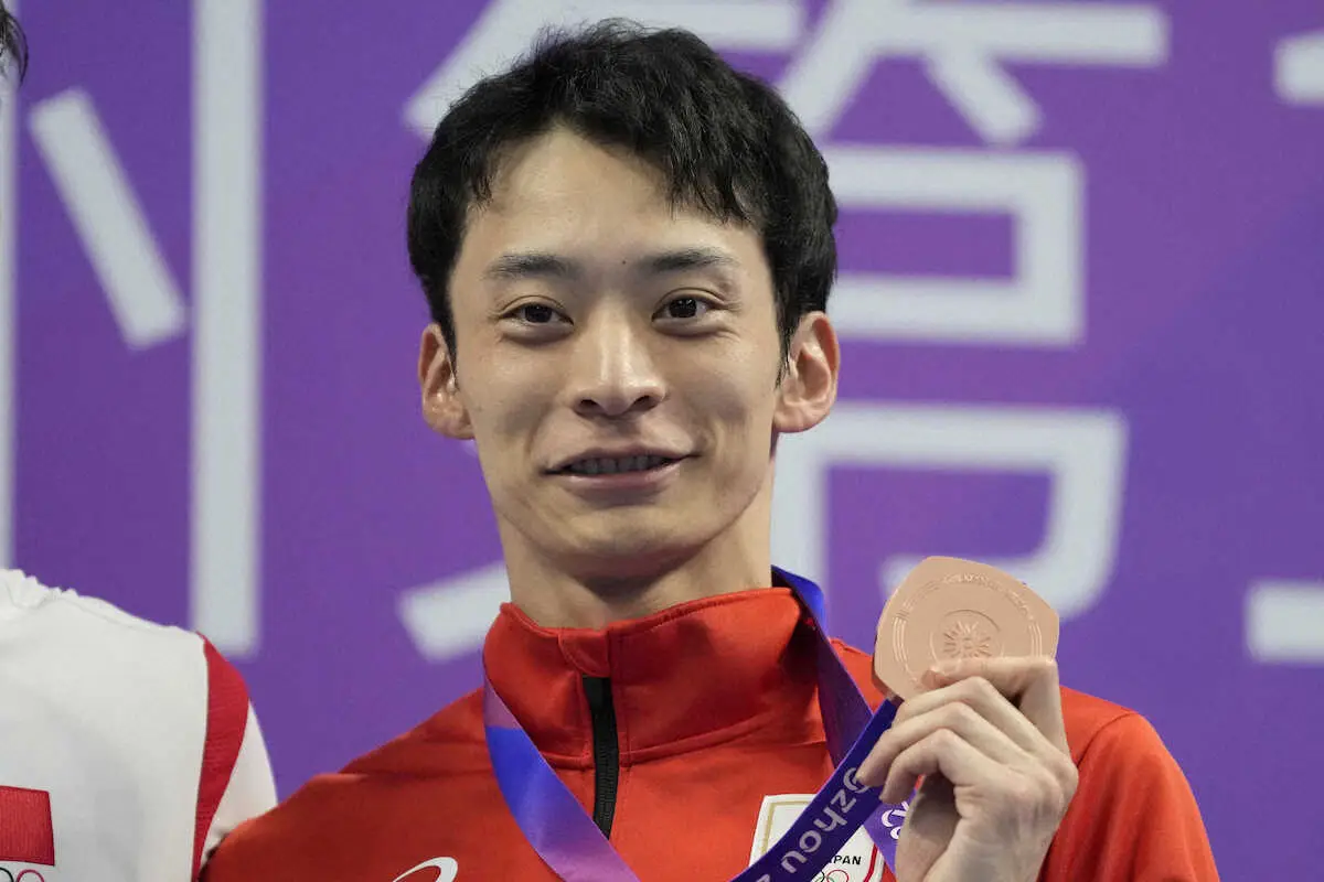＜杭州アジア大会＞競泳男子50メートル背泳ぎで銅メダルを獲得し、笑顔の入江（AP）