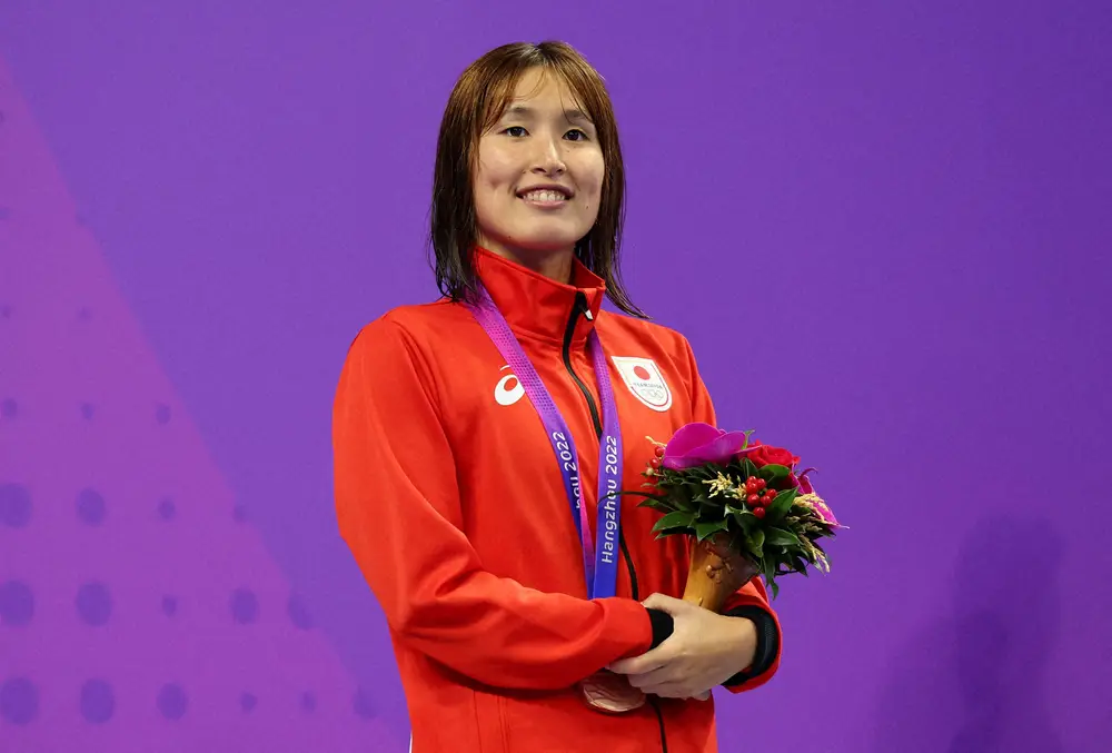 ＜杭州アジア大会＞競泳女子50メートル背泳ぎ銅メダルを獲得し、笑顔の高橋美紀（ロイター）