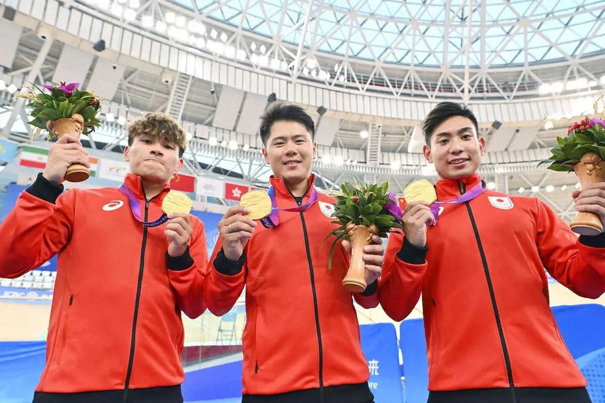 男子チームスプリントで金メダルを獲得した日本。左から太田、長迫、小原＝26日、杭州（日本自転車競技連盟提供、共同）
