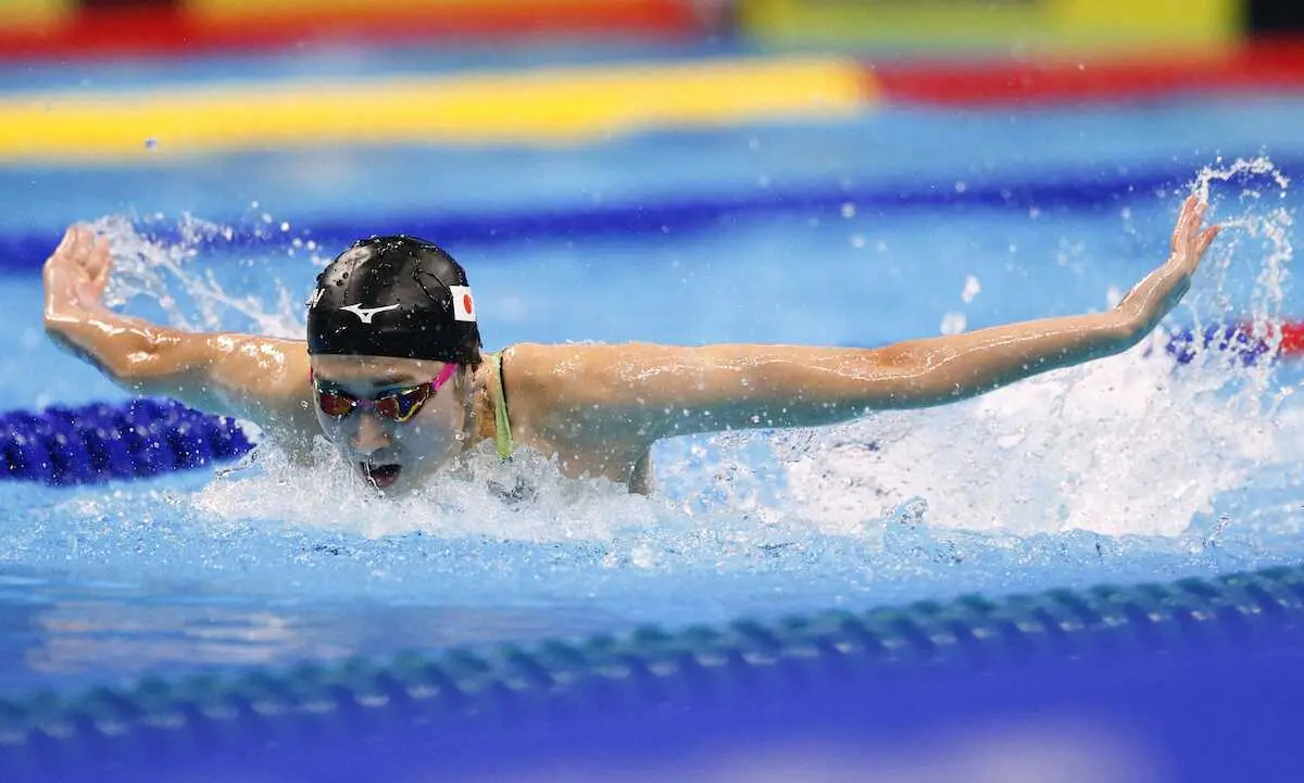 女子100メートルバタフライ決勝で泳ぐ池江璃花子