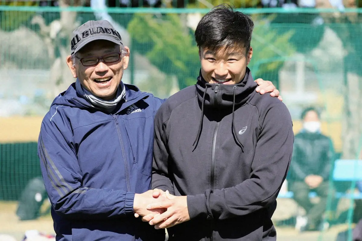 横浜ラグビースクールの坂本さん(左)が勇退する際にグラウンドを訪れ、感謝を伝えた斎藤