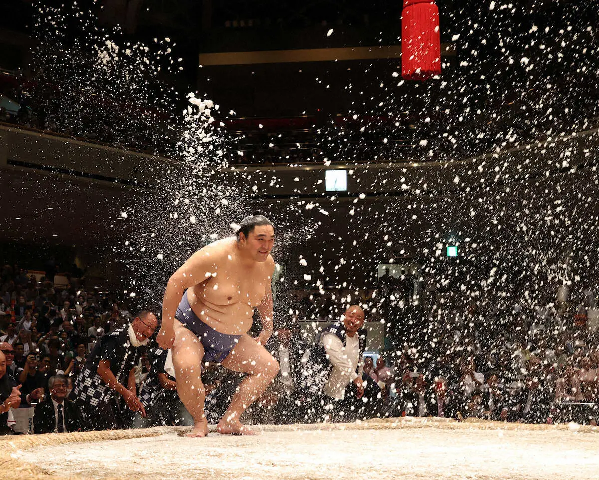 【隠岐の海引退相撲】最後の取組は古典相撲形式　大量の塩、人情相撲…独特の文化を再現「興奮した」