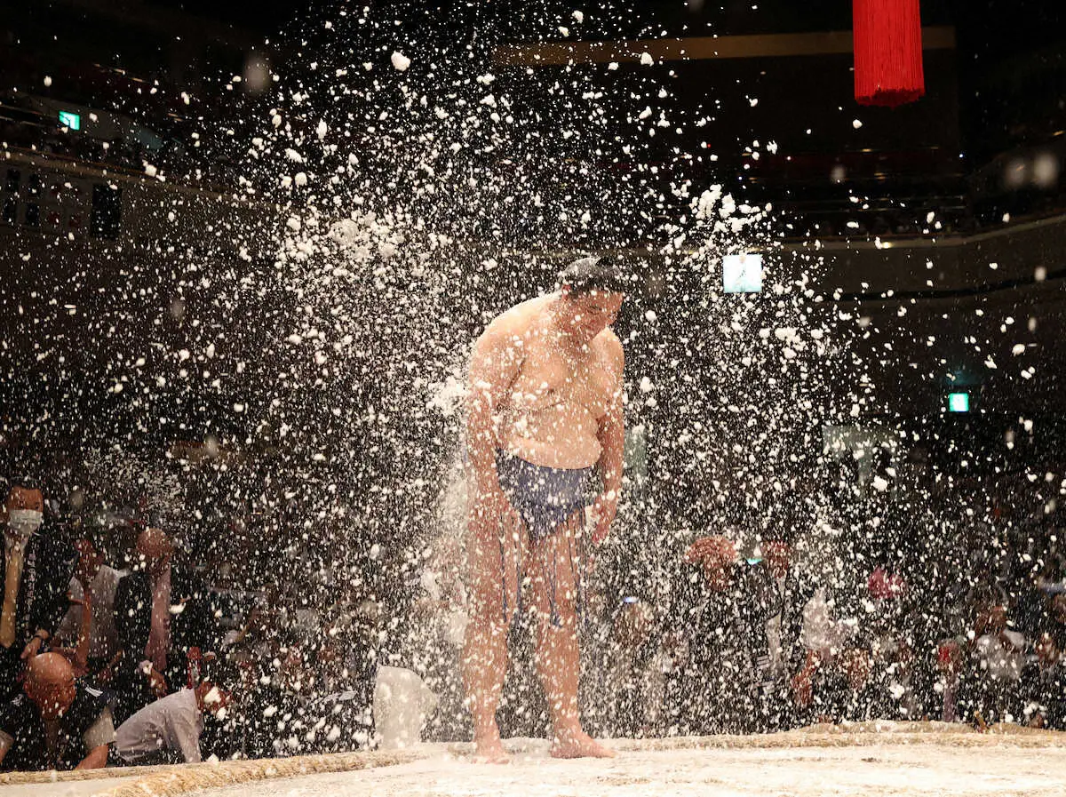 隠岐の海　“大量の塩”舞う引退式　隠岐の島に伝わる「古典相撲」