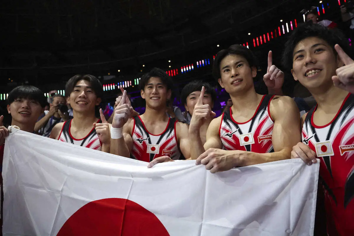 世界選手権男子団体総合で金メダルを獲得した日本チーム（AP）
