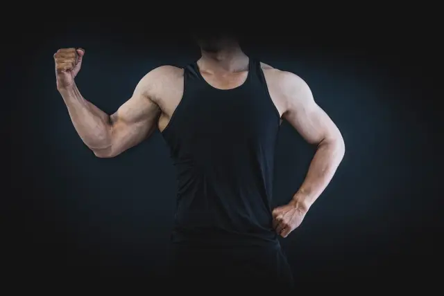 腕を太くしたいとき、「上腕二頭筋」と「上腕三頭筋」どっちを鍛えればいい？