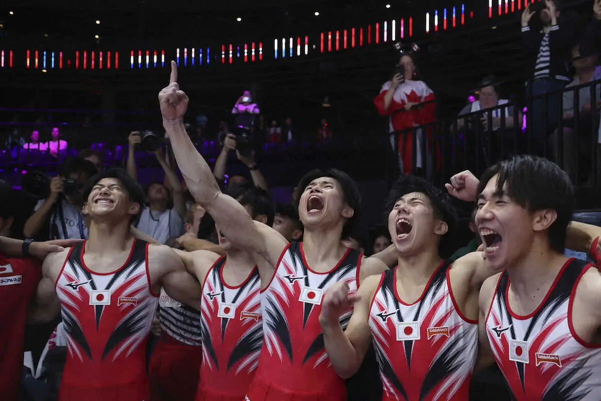 8年ぶりの金メダルを獲得し、歓喜する日本代表の選手たち（AP）
