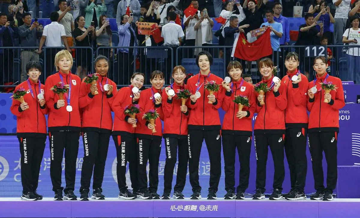 バスケットボール女子で銀メダルを獲得し、表彰式で笑顔の日本＝杭州（共同）