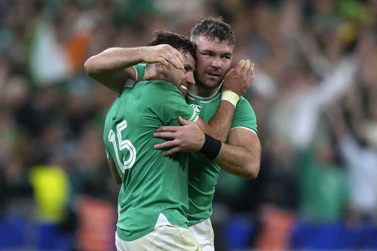 南アフリカを撃破して喜ぶアイルランドの選手（AP）
