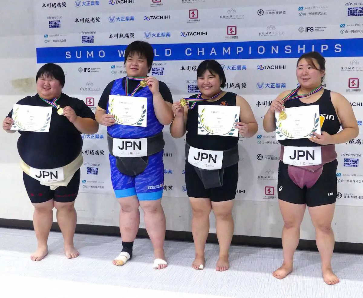 アジア選手権団体優勝を果たした女子日本チームの（左から）阿部なな、久野愛莉、角田奈那、今日和