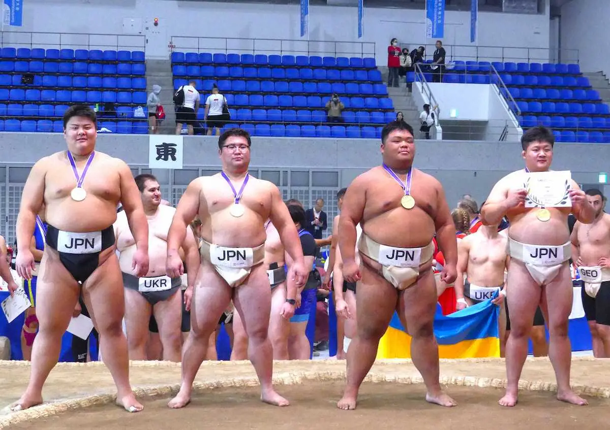 団体優勝を果たした男子日本チーム（左から）先鋒・草野直哉、中堅・松園大成、大将・五島雅治、交代・三輪隼斗
