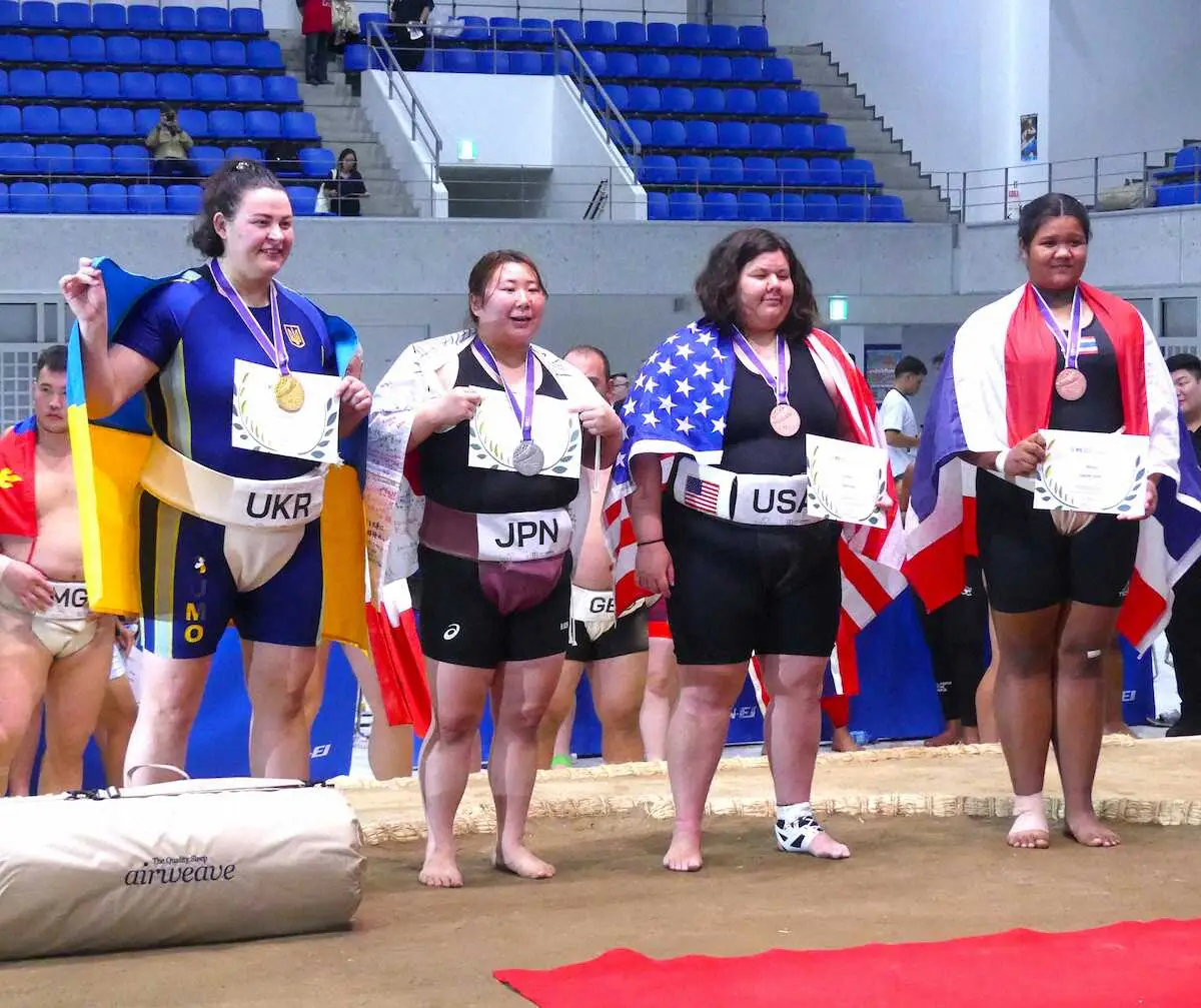 女子重量級で優勝したウクライナのベレゾフスカ・イワンナ（左端）。左から2人目は準優勝の今日和（撮影・前川　晋作）
