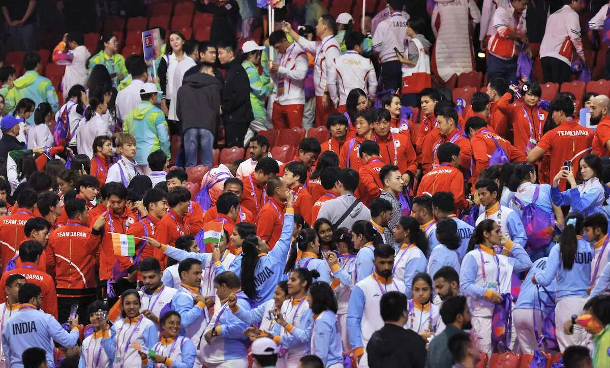 杭州アジア大会の閉会式を終え、引き揚げる日本選手団