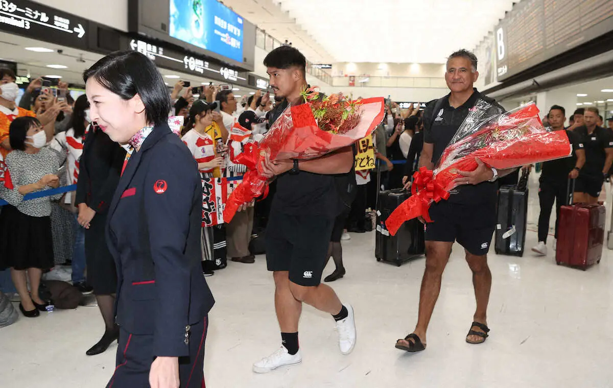 ラグビー日本代表が帰国「お疲れさま」ファン200人が出迎え　1次リーグ敗退にも温かい声