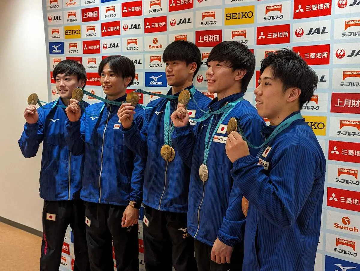 世界選手権から帰国した体操男子の（左から）千葉、萓、橋本、南、杉本