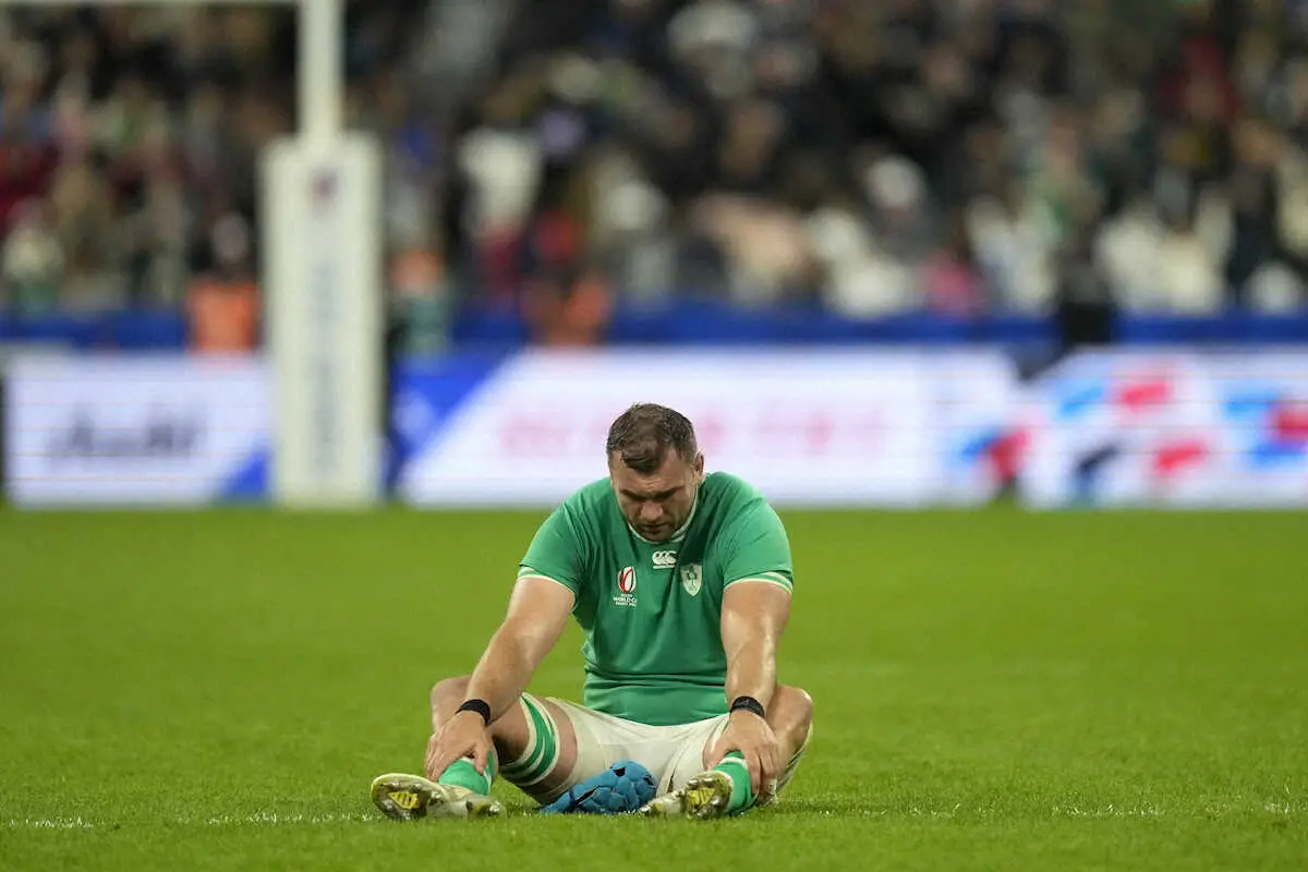 準々決勝敗退となり、試合終了後に座り込むアイルランド代表(AP)