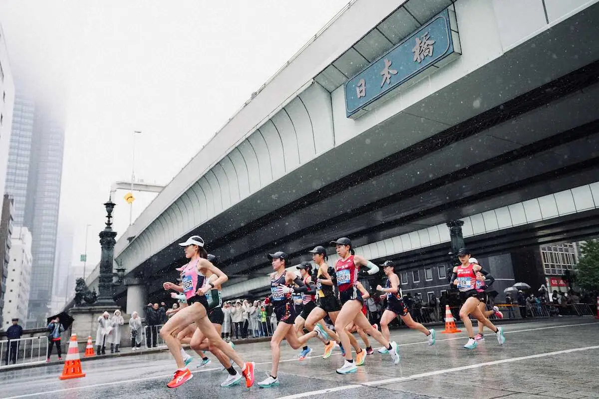 ＜MGC＞日本橋を通過する女子の先頭集団（撮影・会津　智海）