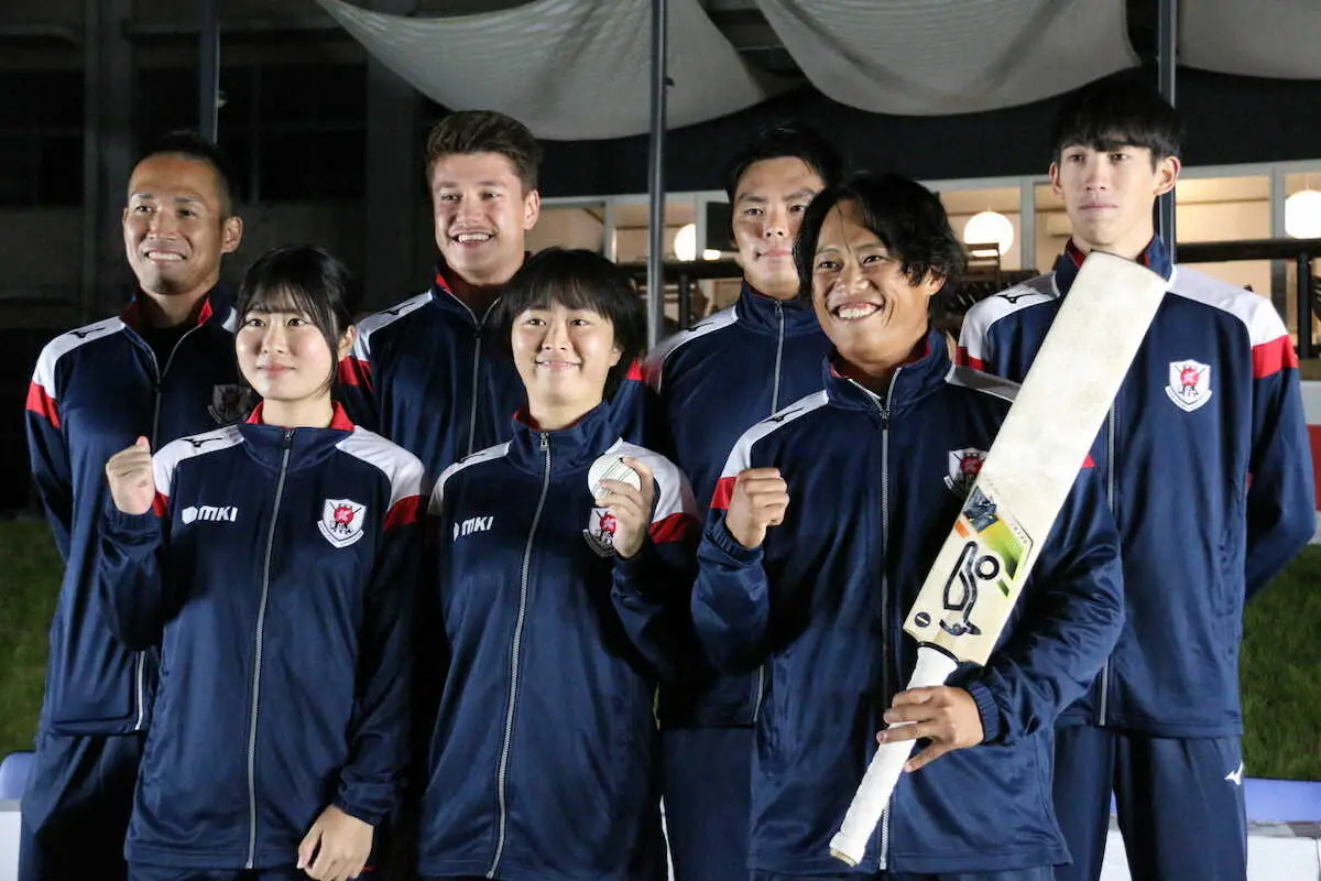 28年ロサンゼルス五輪での追加種目に決まり、会見後に記念撮影を行うクリケット男子日本代表の木村昇吾（後列左）ら
