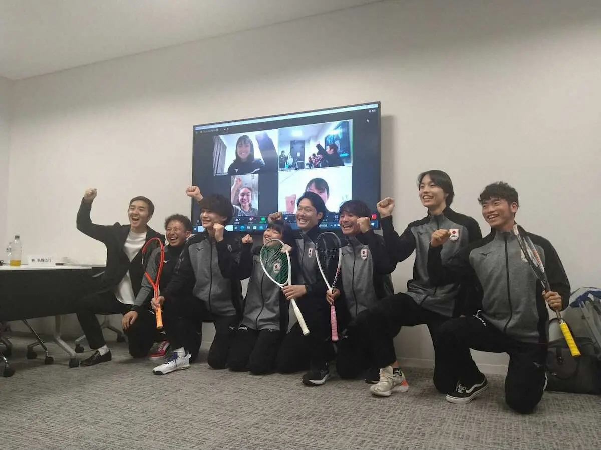 ロサンゼルス五輪の採用が決まり、喜ぶスカッシュの日本を代表する選手たち