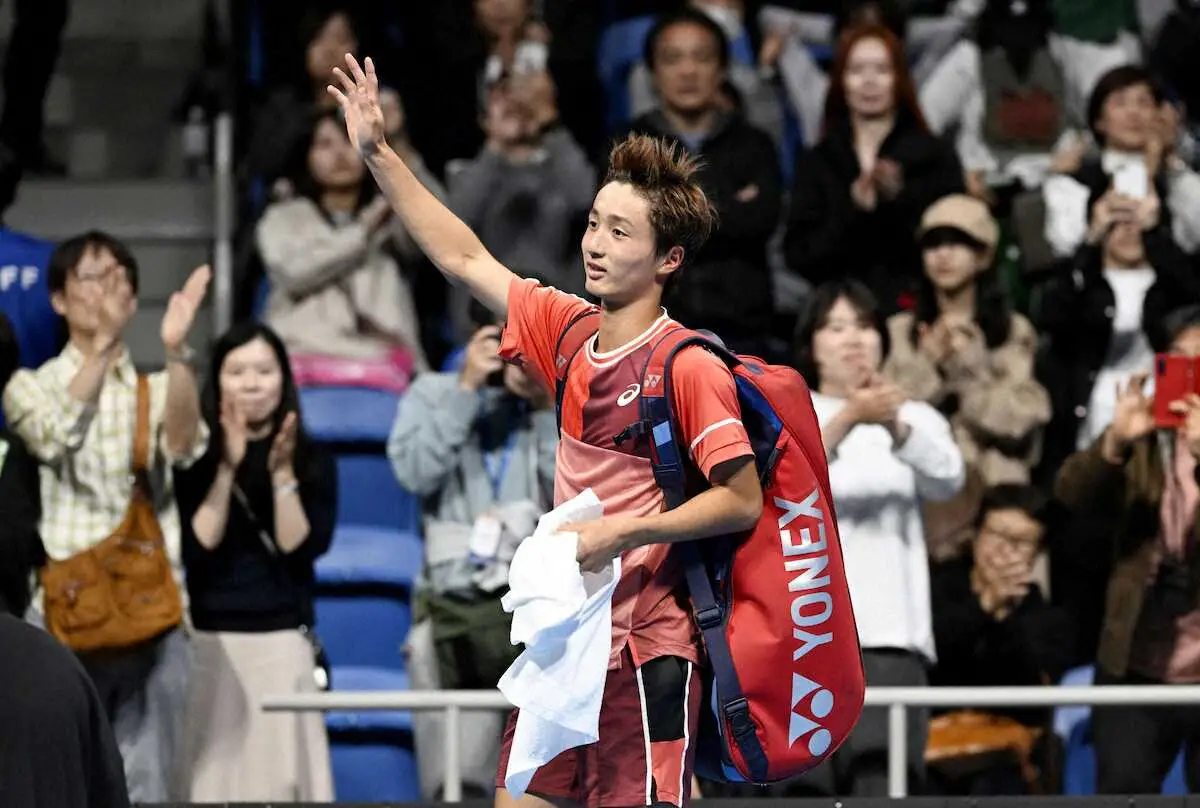 シングルス準決勝でアスラン・カラツェフに敗れ、観客に手を振る望月慎太郎