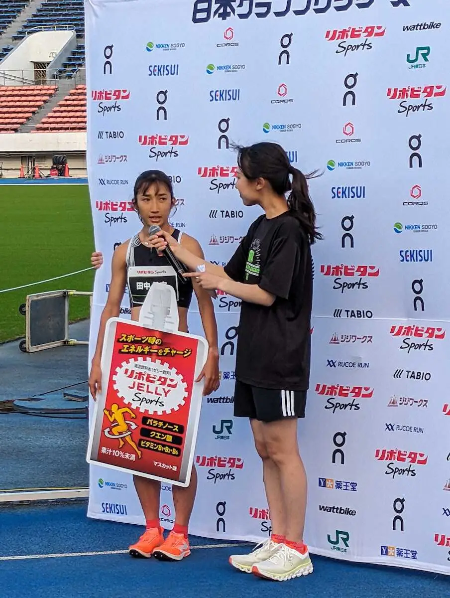 女子800メートルで優勝し、インタビューを受ける田中（左）