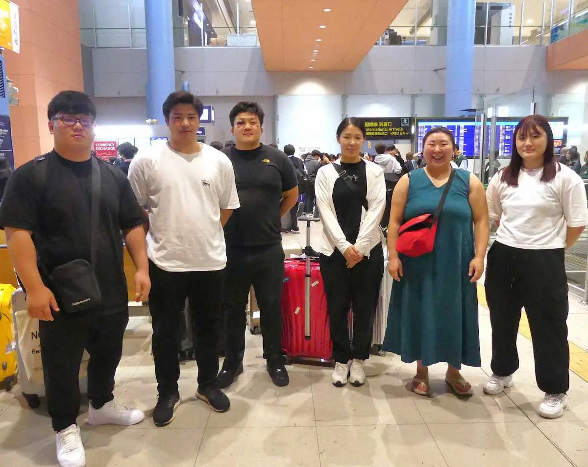 ワールドコンバットゲームズに出場した相撲日本選手団。関西国際空港に帰国した（左から）石崎涼馬、藤澤詩音、三輪隼斗、山中未久、今日和、松本渚